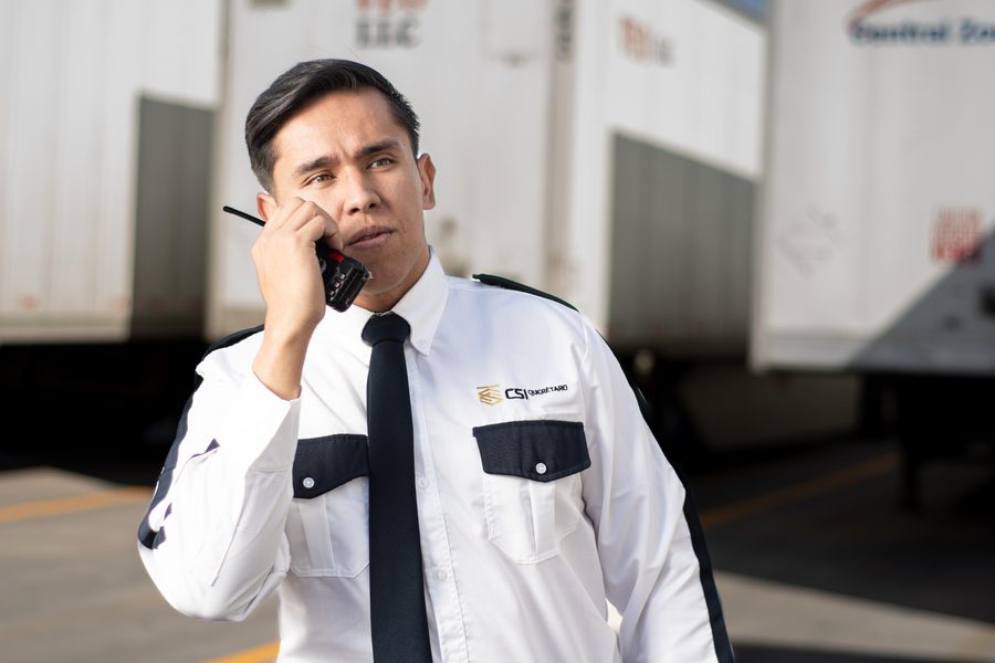 Guardia CSI Querétaro con radio en instalación industrial